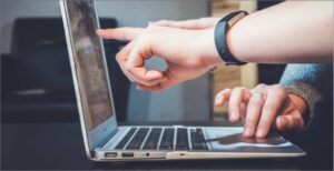A educação contemporânea enfrenta desafios constantes na era da informação, onde a interconexão entre educação, comunicação e tecnologia se torna cada vez mais crucial. Logo, a educomunicação emerge como uma abordagem transformadora.