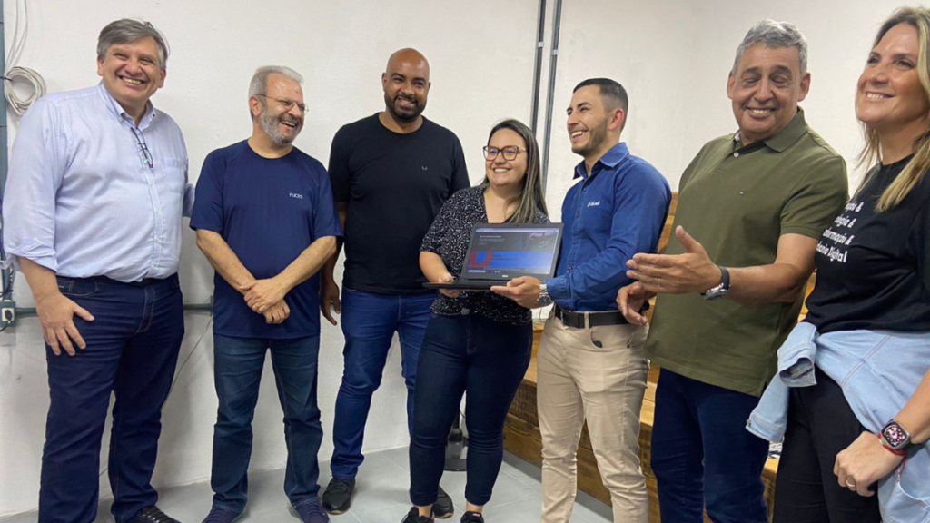 Computadores serão disponibilizados de forma gratuita para moradores de regiões periféricas em hubs de inovação que estão sendo instalados nas comunidades.