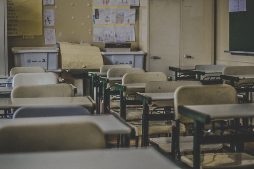 Faz parte da paisagem brasileira o insucesso escolar. Já não nos surpreendemos com o fraco desempenho de nossos estudantes - e quando somos chamados a analisar as causas do fracasso de nossas escolas, preferimos justificá-lo fazendo referência a fatores de natureza econômica. A pobreza da população, a falta de recursos de infraestrutura e os baixos salários dos professores têm sido, em regra, as explicações para os baixos índices de desempenho na educação.
