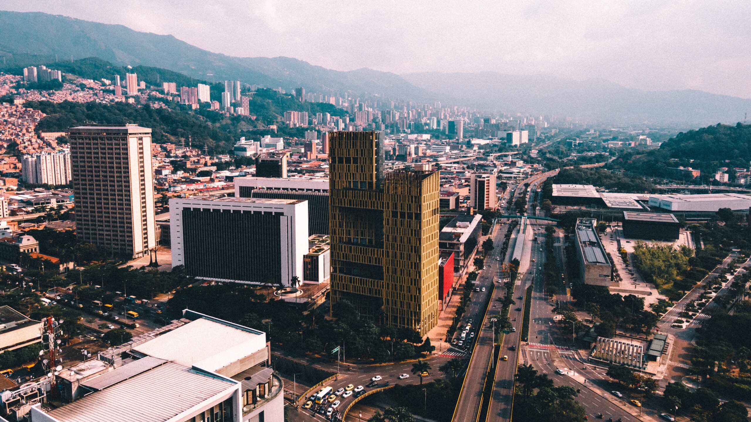 Medellín, a segunda maior cidade da Colômbia, tem se destacado mundialmente nos últimos 30 anos por sua abordagem inovadora em modelos de desenvolvimento urbano sustentável