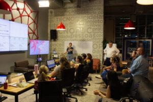 O movimento está atuando desde o primeiro dia da emergência climática na gestão de voluntários, abrigos, limpeza, ajuda humanitária aos desabrigados e animais atingidos. Conheça mais sobre o Desafio Extraordinário Porto Alegre Resiliente!